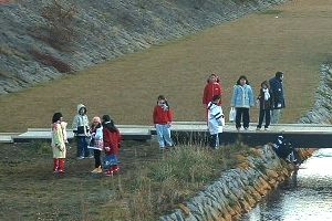 苫小牧川河川敷地で遊ぶ子供たち
